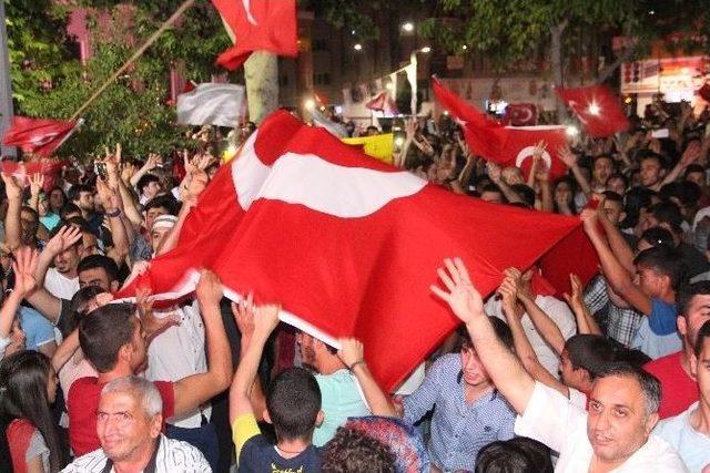 Elazığ’da Demokrasi Nöbeti Devam Ediyor