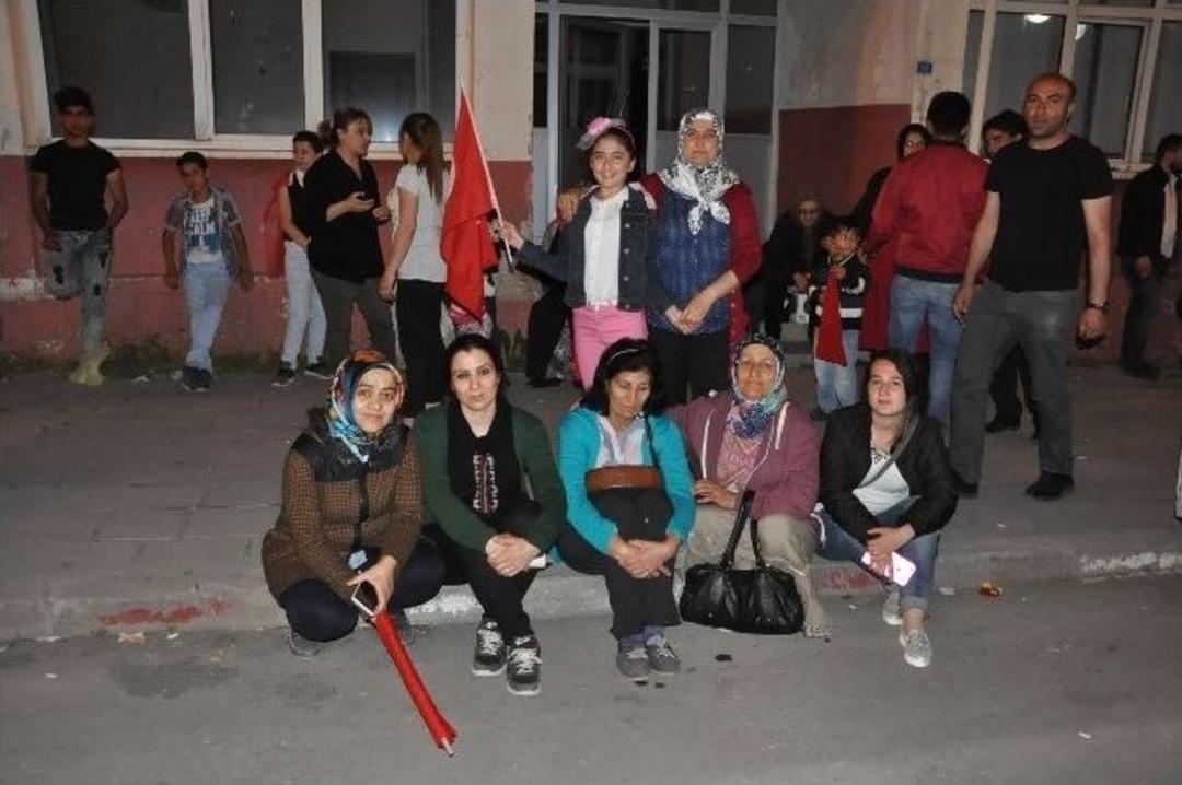 Karslılar &lsquo;demokrasi N&ouml;beti&rsquo; Tutmaya Devam Ediyor