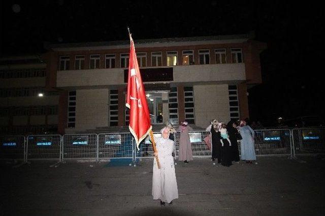 Ağrı Caddelerinde Dolaştırılan Sancak Valiye Teslim Edildi