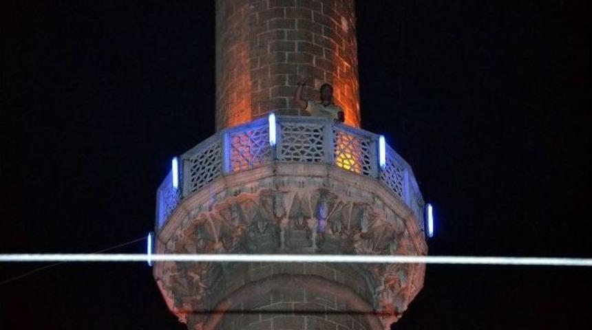 Eskişehir&rsquo;de Bir Meczup, Minareye &Ccedil;ıkıp Mehdilik İddiasında Bulundu