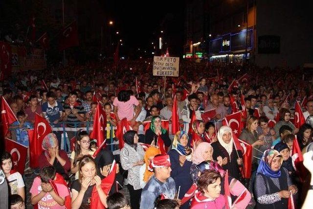 Nevşehir’de 30 Bin Kişi Demokrasi Nöbetinde