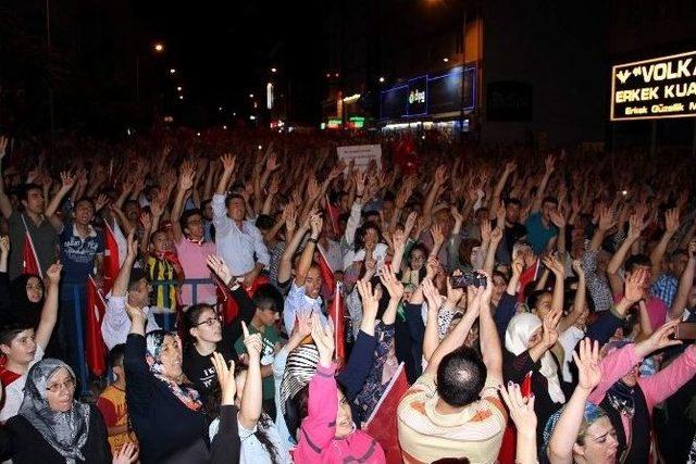 Nevşehir’de 30 Bin Kişi Demokrasi Nöbetinde