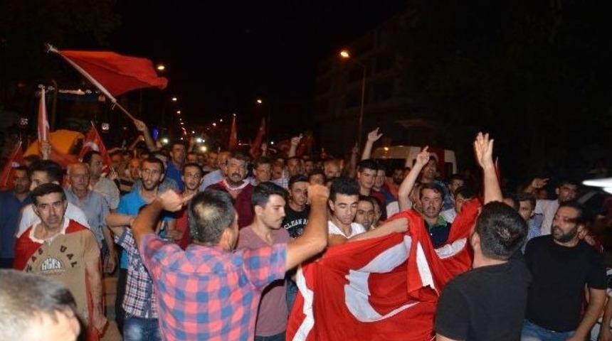 Vatandaşlardan Darbe Girişiminde Şehit Olan Polisin Ailesine Ziyaret