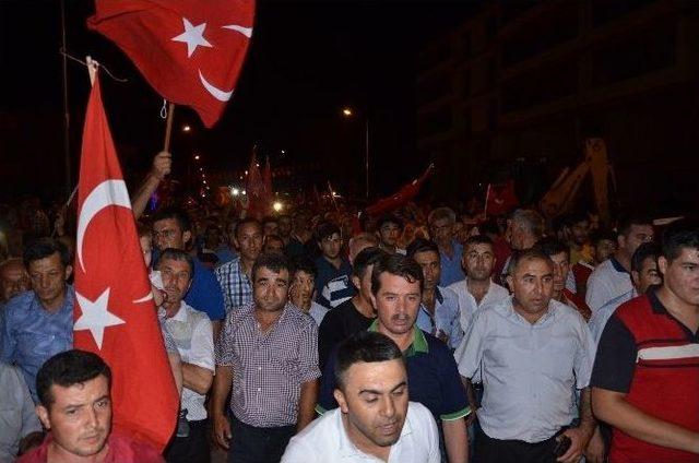 Vatandaşlardan Darbe Girişiminde Şehit Olan Polisin Ailesine Ziyaret