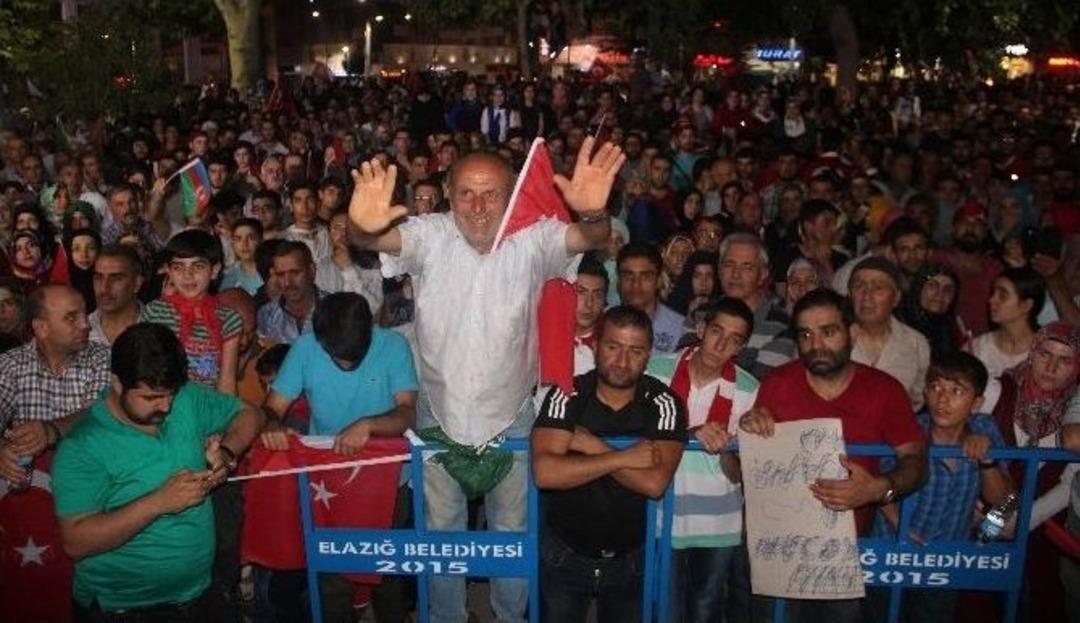 Elazığ&rsquo;da Darbe Girişimine Tepkiler S&uuml;r&uuml;yor