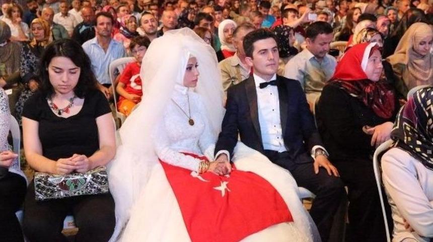 D&uuml;ğ&uuml;nden Demokrasi Meydanına