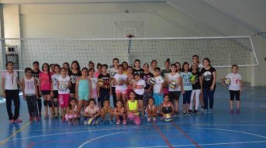 Voleybol Kursuna 700 Kişi Katılıyor