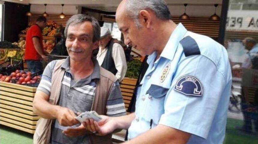Fatsa&rsquo;da Atm&rsquo;de Unutulan Bin 500 Tl&rsquo;yi Polislere Teslim Etti