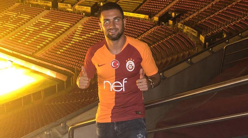 &Ouml;mer Bayram, Galatasaray'a transferini gece kul&uuml;b&uuml;nde kutlayınca tepki &ccedil;ekti!