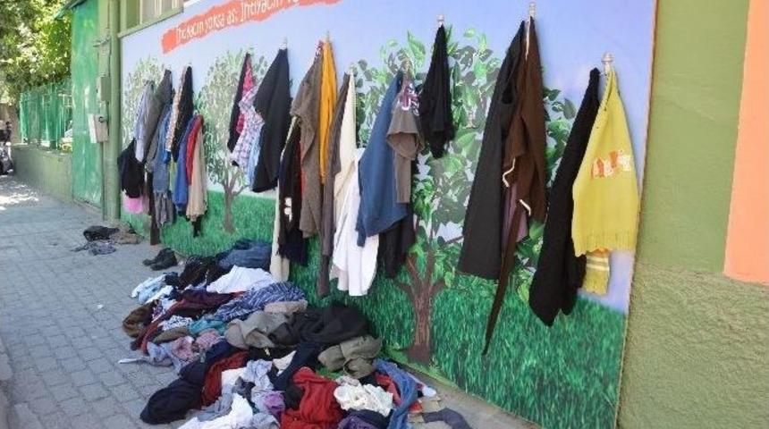 "askıda Elbise"ye Yoğun İlgi