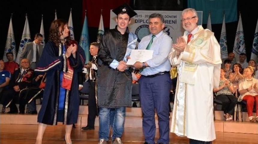 U&uuml;&rsquo;de Mezuniyet Coşkusu