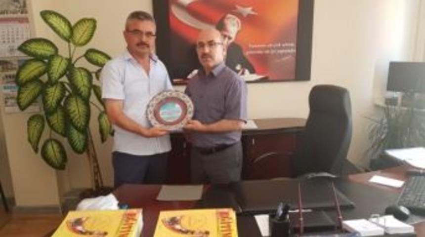 M&uuml;d&uuml;r Cebeci&rsquo;den G&ouml;revden Ayrılan Okul M&uuml;d&uuml;r&uuml; Şen&rsquo;e Plaket