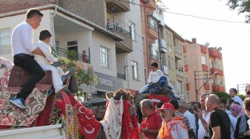 Başkan &Ccedil;alışkan&rsquo;ın İkiz Oğulları Deve &Uuml;st&uuml;nde