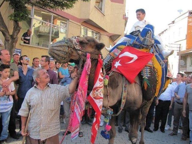 Başkan Çalışkan’ın İkiz Oğulları Deve Üstünde