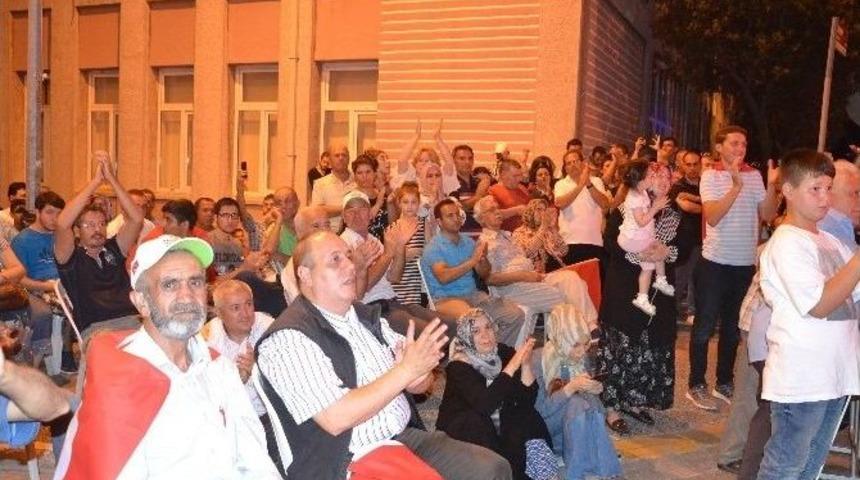 Milletvekilleri Ve Belediye Başkanları Demokrasi N&ouml;betine Katıldı