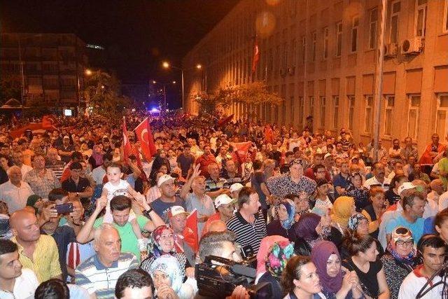 Milletvekilleri Ve Belediye Başkanları Demokrasi Nöbetine Katıldı