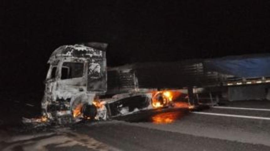 Tunceli&rsquo;de Ter&ouml;ristler Tır Yaktı