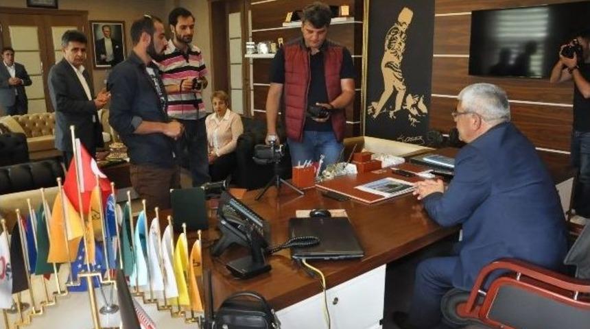 Darbeciler Belediye Temizlik Aracına Zarar Verdi