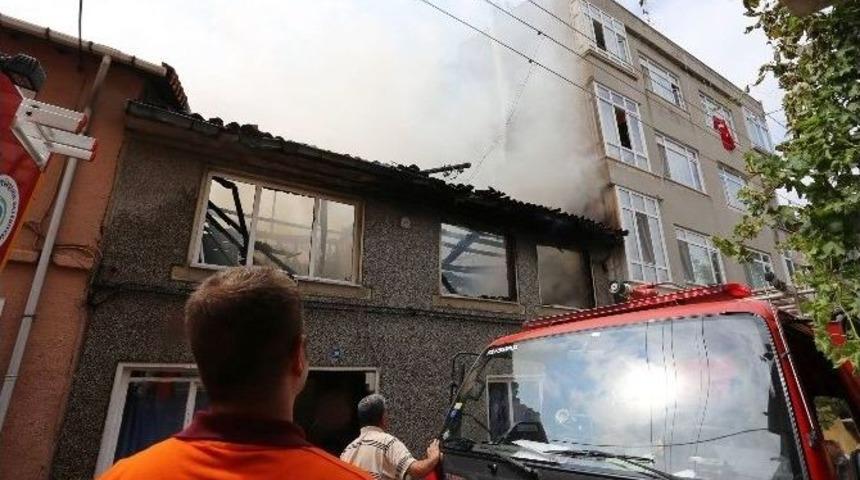 İki Katlı Ev Yangında Kullanılamaz Hale Geldi