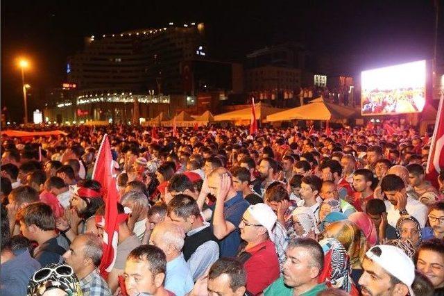 Başkan Çelik Demokrasi Nöbetini Sürdürüyor