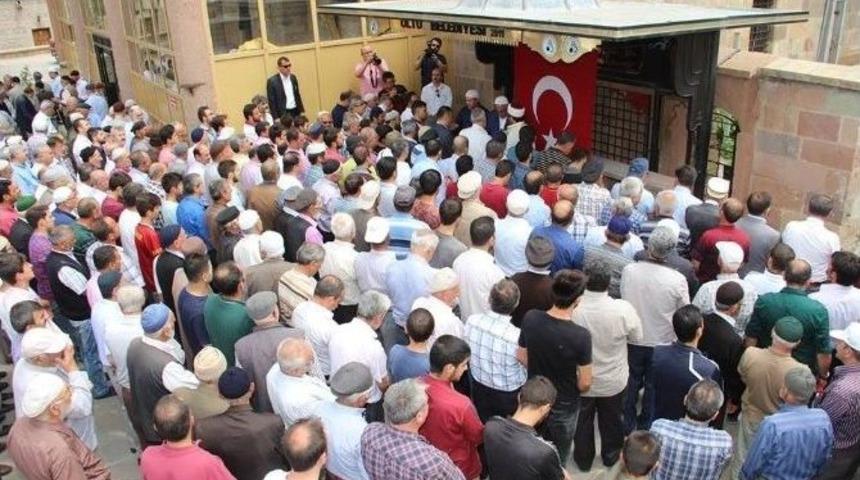 Demokrasi Şehitleri İ&ccedil;in Gıyabi Cenaze Namazı Kılındı