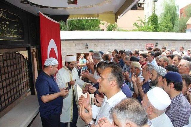 Demokrasi Şehitleri İçin Gıyabi Cenaze Namazı Kılındı