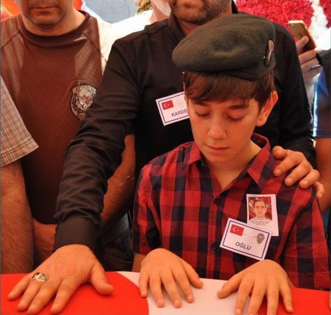 Şehit Babasını &Ouml;zel Harekat Polisi Şapkasıyla Uğurladı