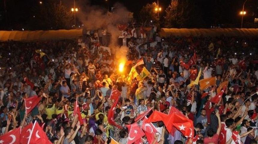 Adıyaman&rsquo;da Darbe N&ouml;betinde On Binler Meydanlarda