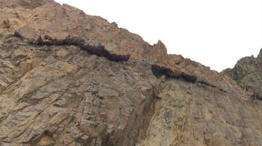 Yola D&uuml;şen Kaya Par&ccedil;aları Tehlike Oluşturuyor