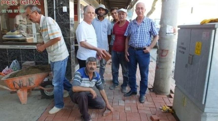 Burhaniye&rsquo;de Kaldırım Tamirine Esnaf Katkısı