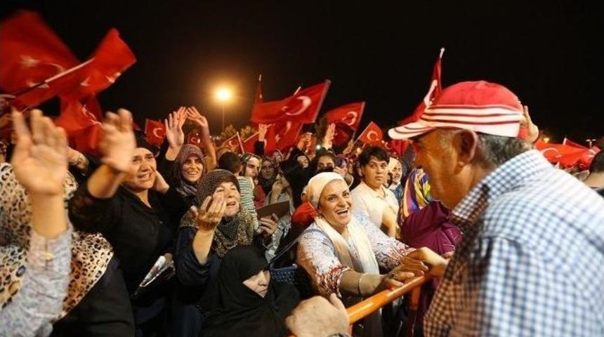 Sakarya Demokrasi N&ouml;betinde Meydanları Boş Bırakmadı
