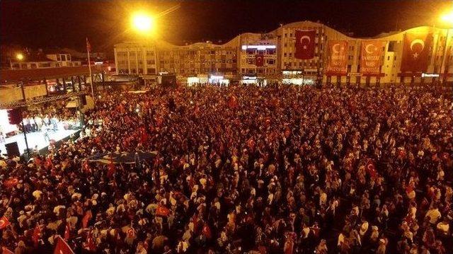 Sakarya Demokrasi Nöbetinde Meydanları Boş Bırakmadı