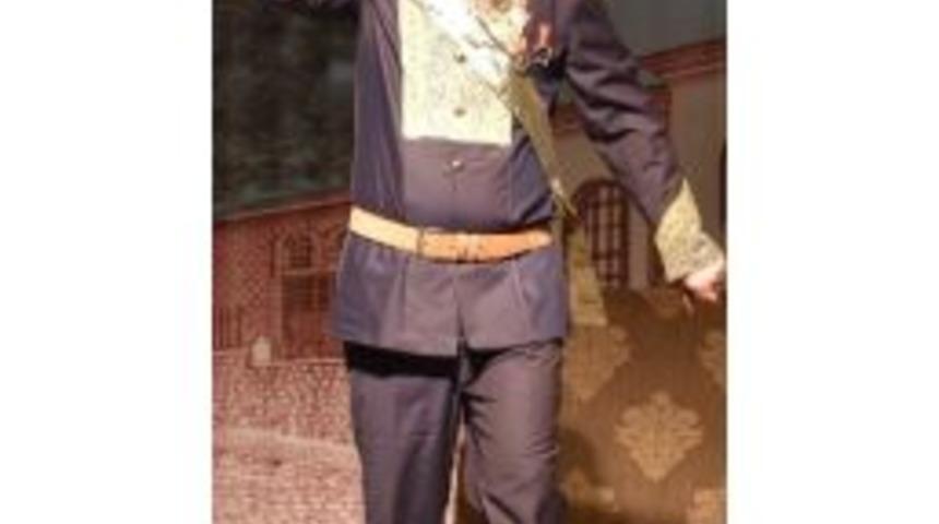 &Ouml;l&uuml;m Gen&ccedil; Tiyatrocuyu Sahnede Yakaladı