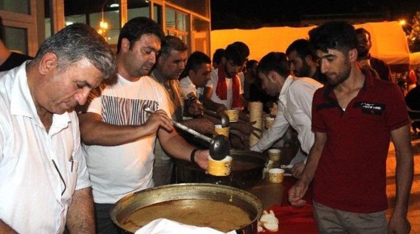 Demokrasi N&ouml;beti Tutanlara &Ccedil;orba Dağıtıldı