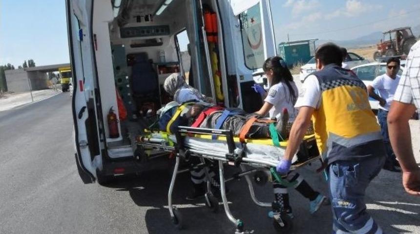 Uşak&rsquo;ta Yolun Karşısına Ge&ccedil;meye &Ccedil;alışan İş&ccedil;iye &Ccedil;arpan Kamyon Ka&ccedil;tı