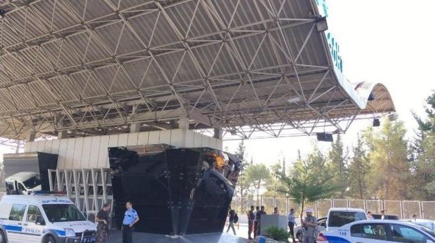 Antalya Havalimanı Girişinde Cezaevi Firarisi Bir Kişi &Ouml;ld&uuml;r&uuml;ld&uuml;