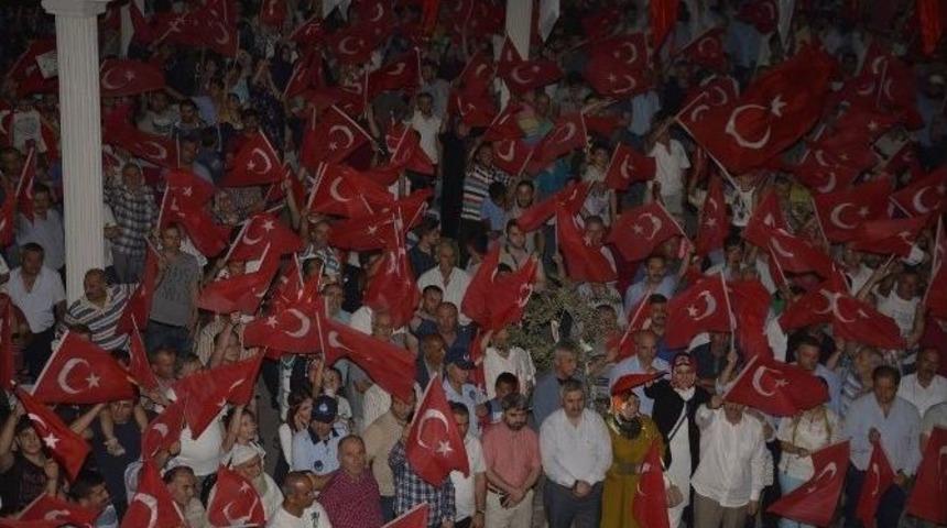 Demokrasi Meşalesi K&ouml;rfez&rsquo;de Yanıyor