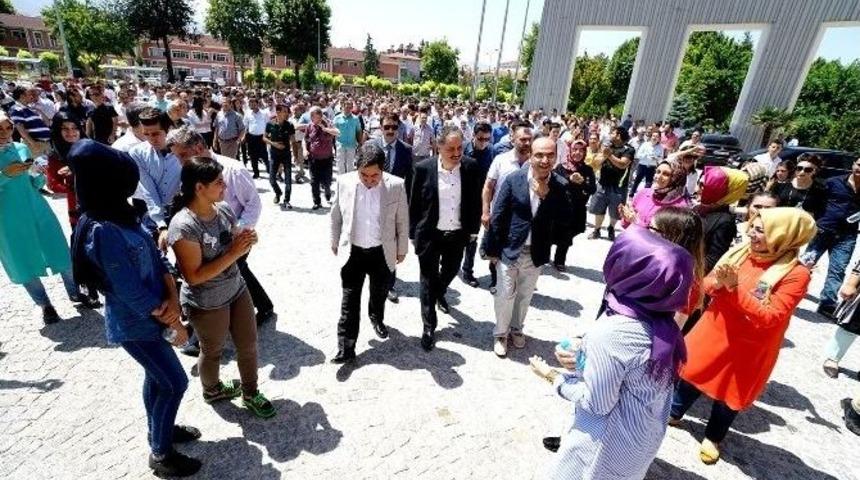 Başkan &Ccedil;akır Belediye Girişinde Slogan Ve Alkışlarla Karşılandı: