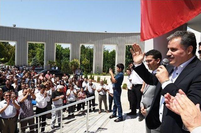 Başkan Çakır Belediye Girişinde Slogan Ve Alkışlarla Karşılandı: