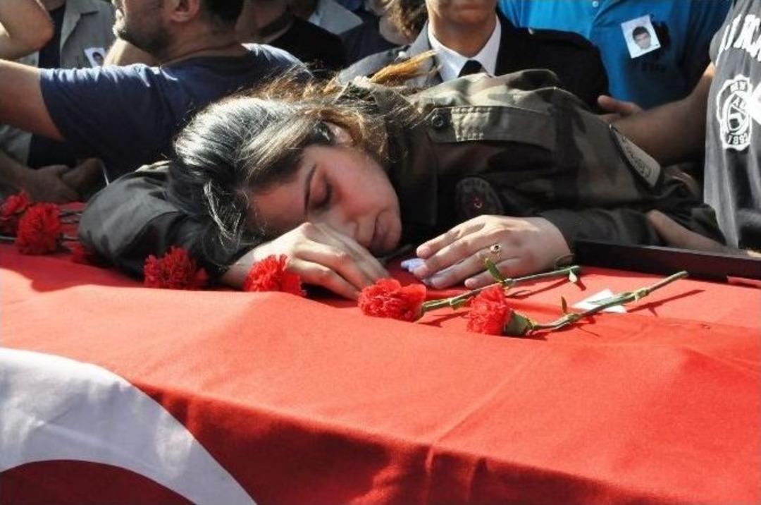Şehit Polis Evlilik Yıl D&ouml;n&uuml;m&uuml;nde Toprağa Verildi