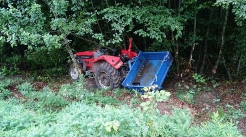 Yoldan &Ccedil;ıkan Trakt&ouml;r Şarampole Devrildi: 1 Yaralı