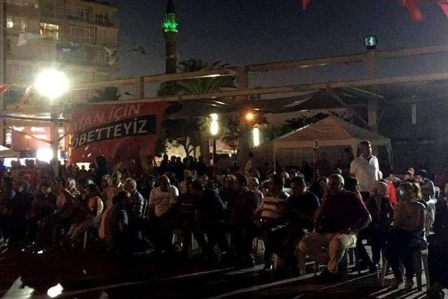 Aydın’da Darbe Karşıtları Demokrasi Nöbetine Devam Ediyor