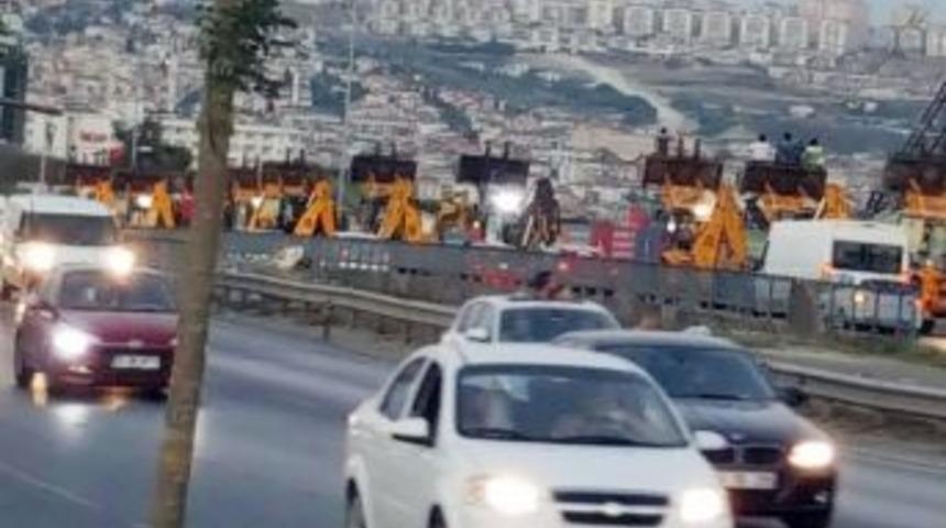 İş Makineleri Askeri Birliklerin &Ouml;n&uuml;nden Ayrıldı