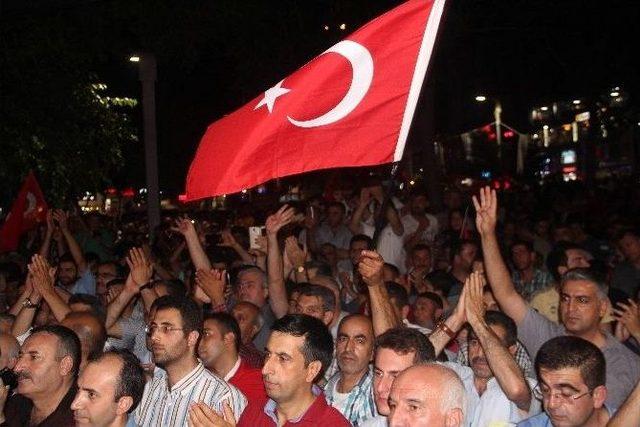 Elazığ’da Demokrasi Nöbeti Devam Ediyor