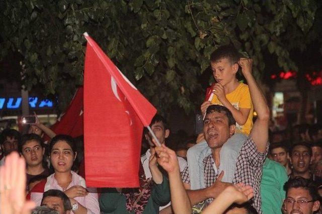 Elazığ’da Demokrasi Nöbeti Devam Ediyor