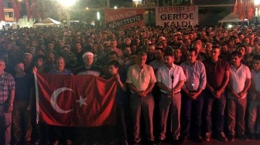 Aydınlılar Şehitler İ&ccedil;in Gıyabi Cenaze Namazı Kıldı