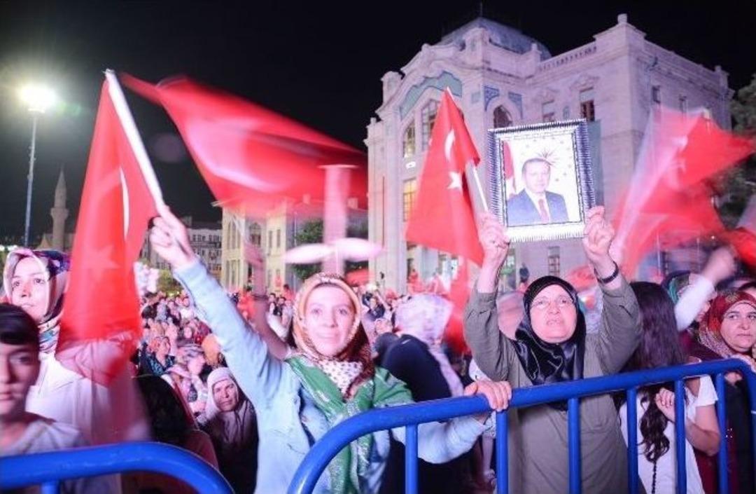 Aksaray Y&ouml;neticileriyle Demokrasi N&ouml;betini S&uuml;rd&uuml;r&uuml;yor