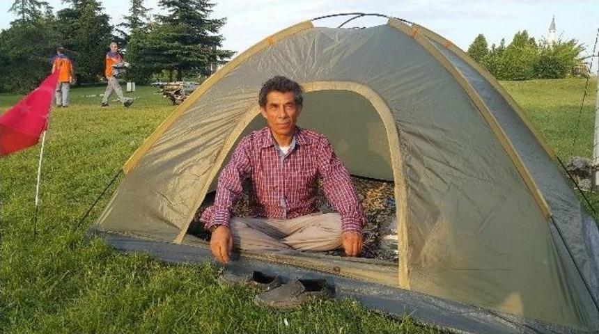 Havalimanına &Ccedil;adır Kuran Vatandaştan &lsquo;demokrasi&rsquo; N&ouml;beti