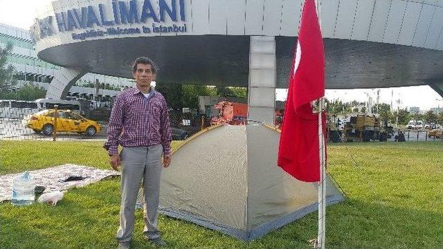 Havalimanına Çadır Kuran Vatandaştan ‘demokrasi’ Nöbeti