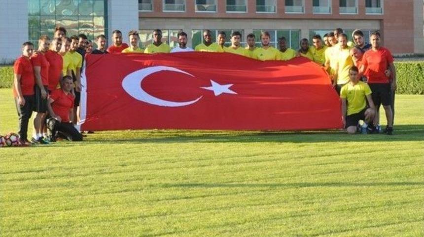 Futbolculardan T&uuml;rk Bayrağı İle Poz